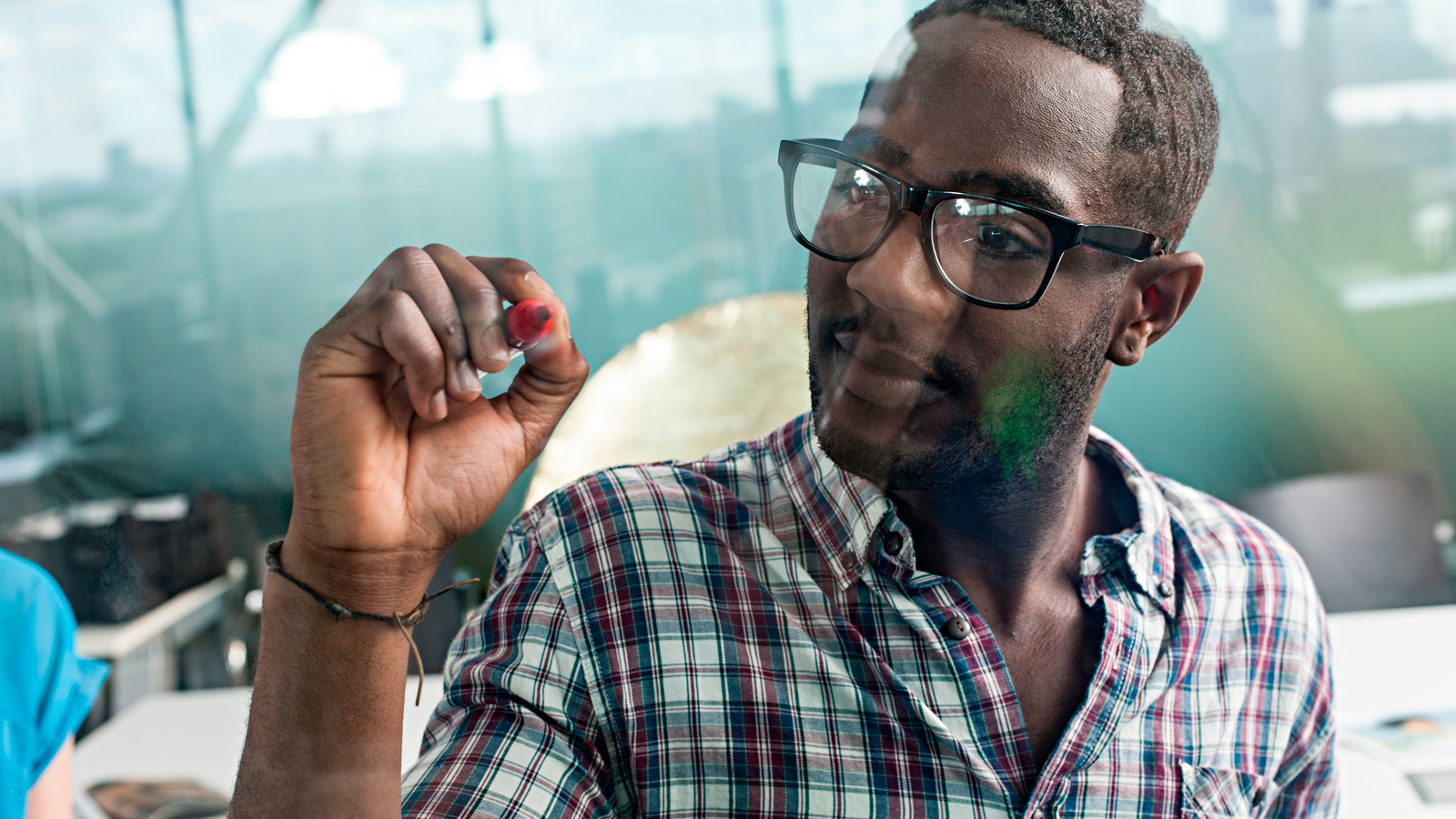 man-glasses-sketch-1600x900