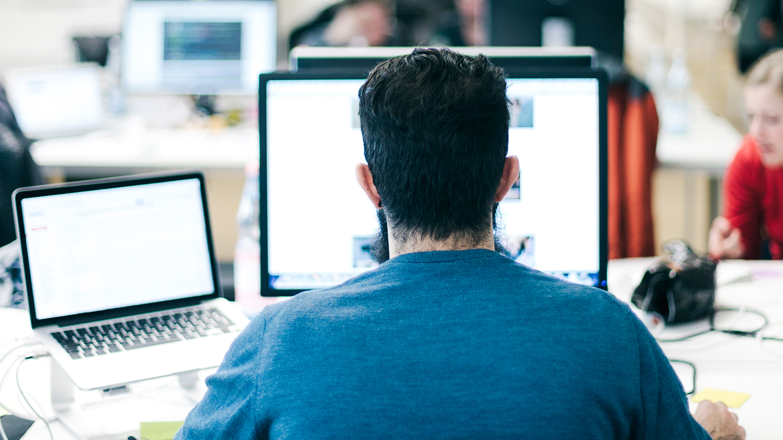 office-man-desktopmonitor-1600x900