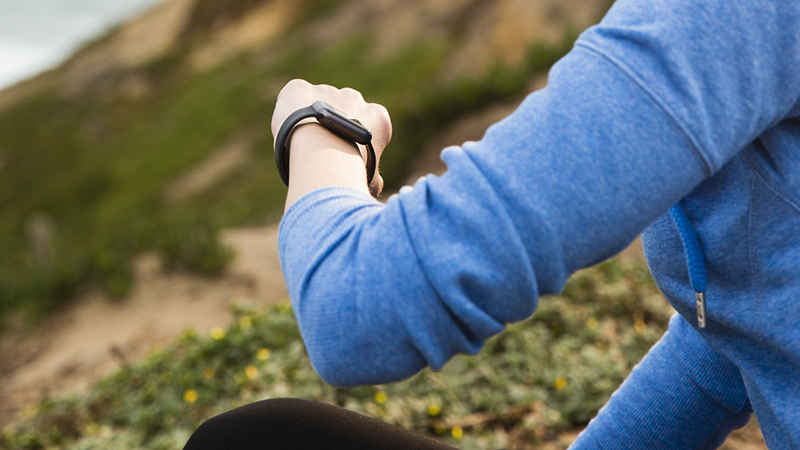 wearables-woman-hiking-800x450