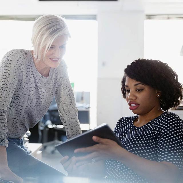 Mujeres hablando sobre trabajo